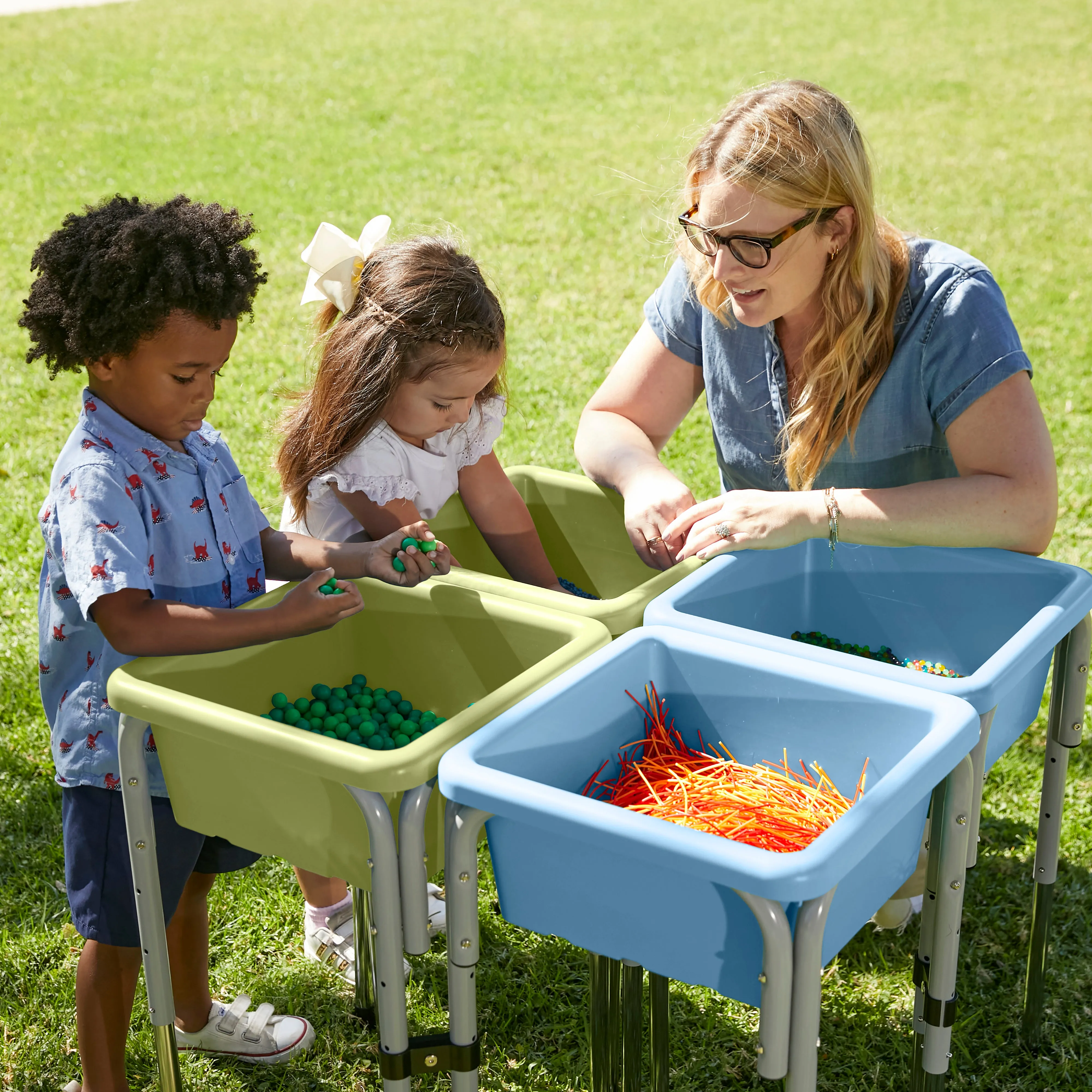 4-Station Sand and Water Adjustable Play Table, Sensory Bins