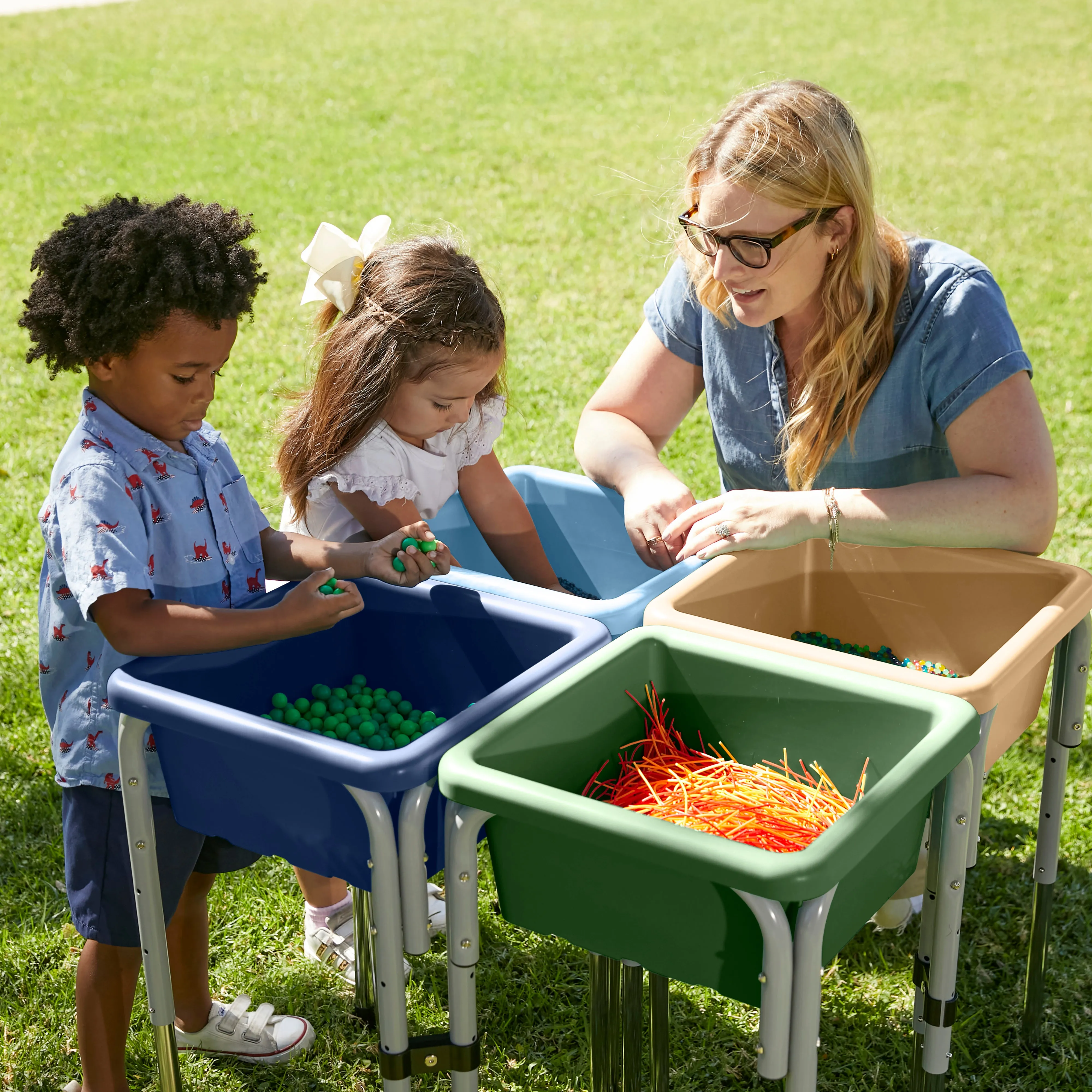 4-Station Sand and Water Adjustable Play Table, Sensory Bins