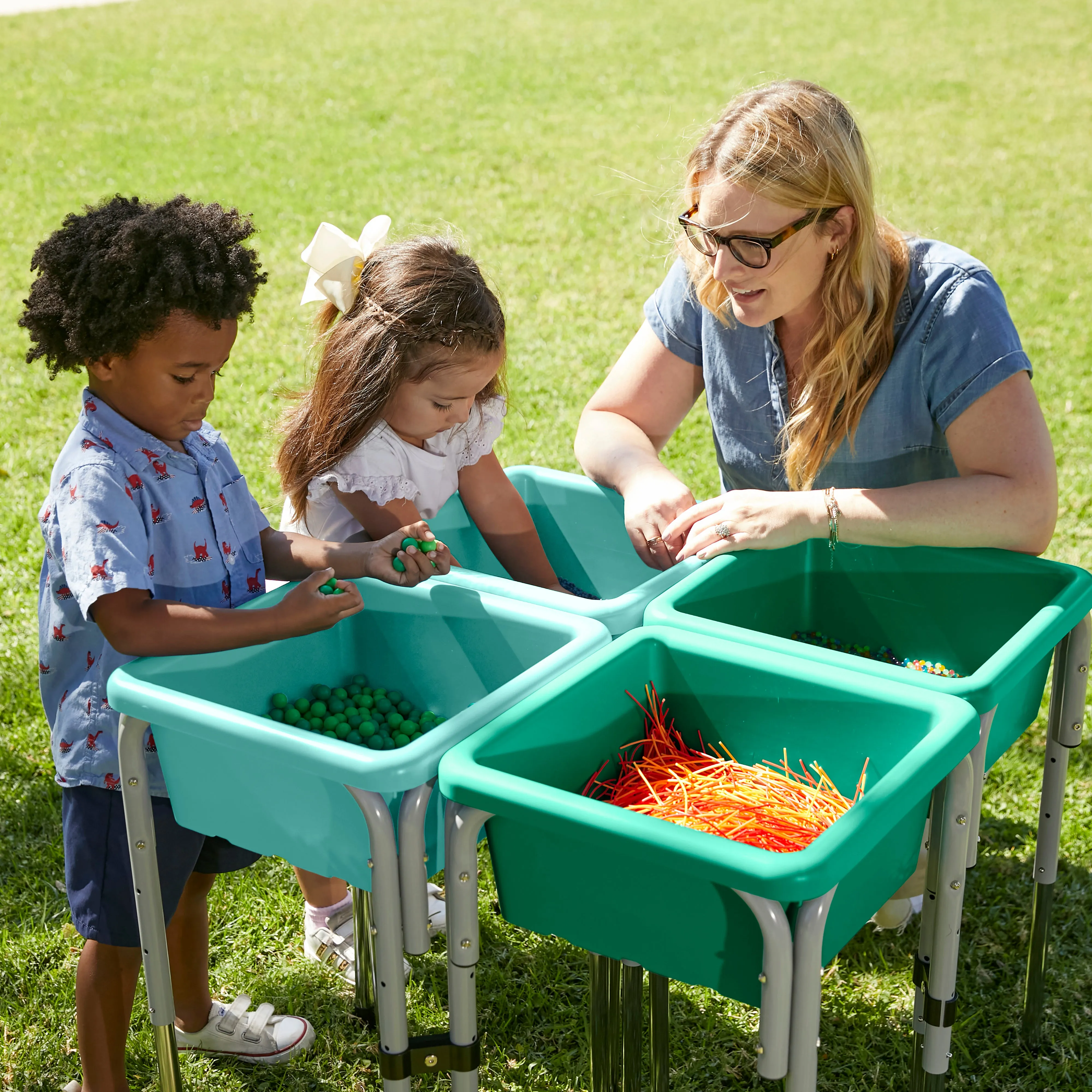 4-Station Sand and Water Adjustable Play Table, Sensory Bins